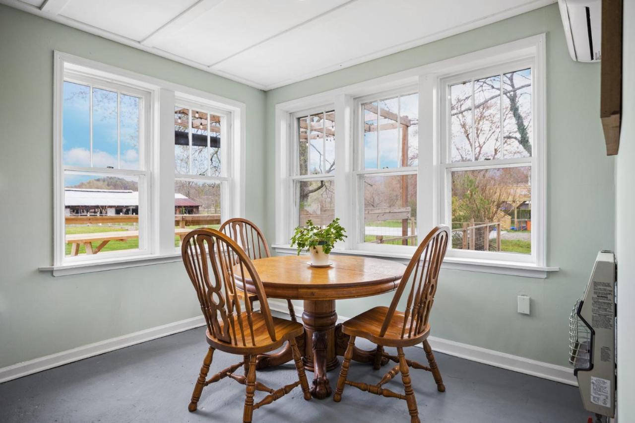 Charming 4 Bedroom Farmhouse With Large Backyard For Entertaining Mountain City Exterior foto